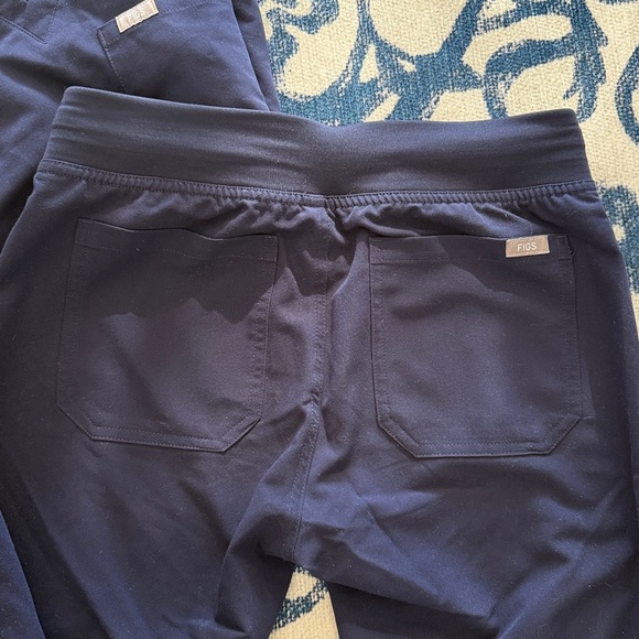 Figs Navy Catarina (S) scrub top and matching Livingston Basic (XSP) scrub pants - Picture 4 of 8